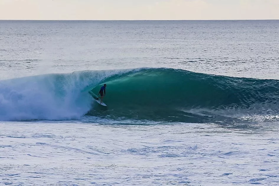 wave in padang padang beach