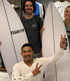 komang helping beginners how to choose surfboards